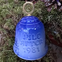 blå-porcelænsklokke-juleaften-1981-messing-ophæng-9281-juleklokke-Bing-Grøndahl